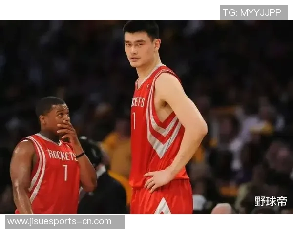 姚明在受伤情况下坚持打球展现顽强意志与体育精神的感人瞬间