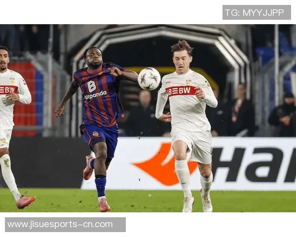 德甲激战曼联险胜里昂红牌争议引发全场热议与战术分析 德甲激战曼联险胜里昂红牌争议引发全场热议与战术分析